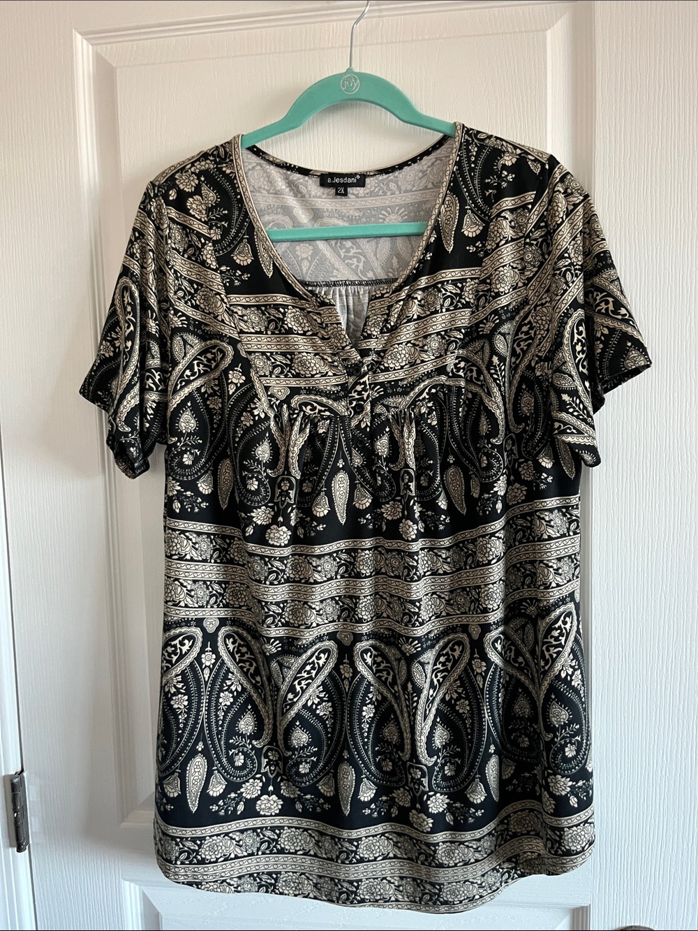 a. Jesdani  Black & Cream Paisley V-Neck Short Sleeve Women’s Top